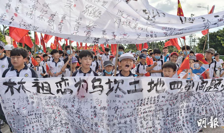 廣東陸豐烏坎村民昨日下午再在村中遊行,以學生打頭陣,拉起村民聯署撐原村委主任林祖戀的橫額。(明報記者攝)蔡智生(圖)的父親蔡禮綢被當局帶走,並被迫簽名指證林祖戀有受賄。(明報記者攝)汕尾市、陸豐市官員組成的工作組昨日在烏坎學校內開會。(明報記者攝) 廣東陸豐烏坎村民昨日下午再在村中遊行,以學生打頭陣,拉起村民聯署撐原村委主任林祖戀的橫額。(明報記者攝)蔡智生(圖)的父親蔡禮綢被當局帶走,並被迫簽名指證林祖戀有受賄。(明報記者攝)汕尾市、陸豐市官員組成的工作組昨日在烏坎學校內開會。(明報記者攝)