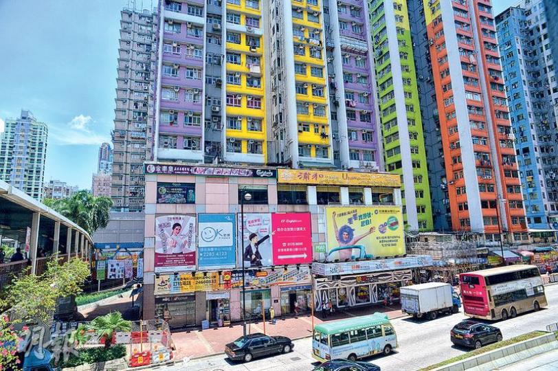 力生廣場為典型的舊式商場,地下至3樓為商場,4樓以上為住宅。因為商場難另行成立法團,故商場業主只能依賴分公契去管理,結果大業主獨自召開業委會並另行聘請管理公司,引發新舊管理公司共同管理商場的混亂問題。(明報記者攝)力生廣場發生暴力事件後另設臨時管理處,商場地下貼滿新舊管理公司及大業主富林置業的告示,信息混亂。有小業主表示「根本不知道現在由誰管理」,希望重開業委會解決問題。(明報記者攝) 力生廣場為典型的舊式商場,地下至3樓為商場,4樓以上為住宅。因為商場難另行成立法團,故商場業主只能依賴分公契去管理,結果大業主獨自召開業委會並另行聘請管理公司,引發新舊管理公司共同管理商場的混亂問題。(明報記者攝)力生廣場發生暴力事件後另設臨時管理處,商場地下貼滿新舊管理公司及大業主富林置業的告示,信息混亂。有小業主表示「根本不知道現在由誰管理」,希望重開業委會解決問題。(明報記者攝)