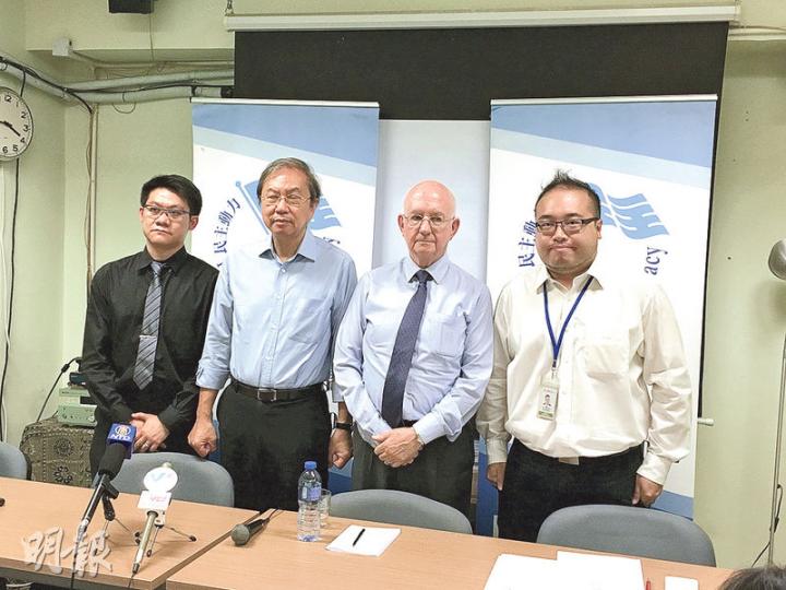 「民主動力」委託香港大學民意研究計劃,首次就立法會選舉做大型民調。左起﹕港大民研研究經理李偉健,民主動力副召集人鄭宇碩、支持項目的民主促進會副主席高德禮、民主動力召集人趙家賢。(楊康琪攝) 「民主動力」委託香港大學民意研究計劃,首次就立法會選舉做大型民調。左起﹕港大民研研究經理李偉健,民主動力副召集人鄭宇碩、支持項目的民主促進會副主席高德禮、民主動力召集人趙家賢。(楊康琪攝)