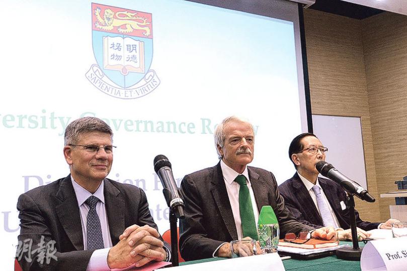 港大檢討大學管治的專責小組昨舉辦3場諮詢會,分別諮詢本科生、研究生及校友意見,小組主席、約克大學校監Malcolm John Grant(中)認為,港大校委會仍有一段距離才能發展成為具共同目標的團隊,成員間需要互信,現時朝着正確方向前進。圖左為小組成員哈佛大學教授柯偉林(William C. Kirby),右為高等法院前法官阮雲道。(楊柏賢攝) 港大檢討大學管治的專責小組昨舉辦3場諮詢會,分別諮詢本科生、研究生及校友意見,小組主席、約克大學校監Malcolm John Grant(中)認為,港大校委會仍有一段距離才能發展成為具共同目標的團隊,成員間需要互信,現時朝着正確方向前進。圖左為小組成員哈佛大學教授柯偉林(William C. Kirby),右為高等法院前法官阮雲道。(楊柏賢攝)