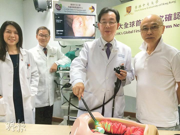 中大醫學院研究發現,直系兄弟姊妹曾有高危瘜肉者,自己長瘜肉的風險亦較一般人高。5年前證實有瘜肉的65歲潘先生(右一),其7兄弟妹中亦有3人長有瘜肉。圖左起為中大內科及藥物治療學系副教授黃秀娟、中大消化疾病研究所腸胃健康中心主任胡志遠及外科學系教授吳兆文。(梁杏怡攝) 中大醫學院研究發現,直系兄弟姊妹曾有高危瘜肉者,自己長瘜肉的風險亦較一般人高。5年前證實有瘜肉的65歲潘先生(右一),其7兄弟妹中亦有3人長有瘜肉。圖左起為中大內科及藥物治療學系副教授黃秀娟、中大消化疾病研究所腸胃健康中心主任胡志遠及外科學系教授吳兆文。(梁杏怡攝)