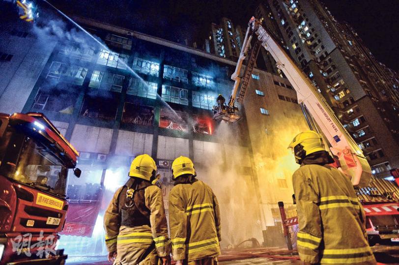 九龍灣舊式工廠大廈淘大工業村第一座發生迷你倉四級大火,消防員由昨晨開始撲火至深夜仍未救熄,火警共釀成消防員1死4傷。(楊柏賢攝) 九龍灣舊式工廠大廈淘大工業村第一座發生迷你倉四級大火,消防員由昨晨開始撲火至深夜仍未救熄,火警共釀成消防員1死4傷。(楊柏賢攝)