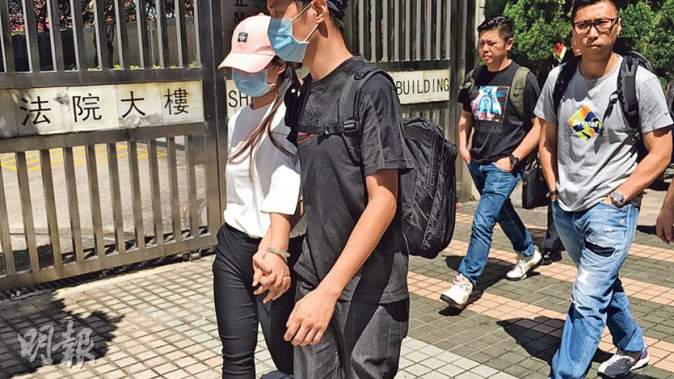被告黃玉鳳(左)昨戴上鴨嘴帽、口罩,與一名男子(左二)手牽手離開法庭,在便衣人員護送下步至鄰近的士站,其間約有10名示威者,包括社運人士招顯聰包圍,在旁大叫「坐監!坐監!」(鄧可盈攝) 被告黃玉鳳(左)昨戴上鴨嘴帽、口罩,與一名男子(左二)手牽手離開法庭,在便衣人員護送下步至鄰近的士站,其間約有10名示威者,包括社運人士招顯聰包圍,在旁大叫「坐監!坐監!」(鄧可盈攝)