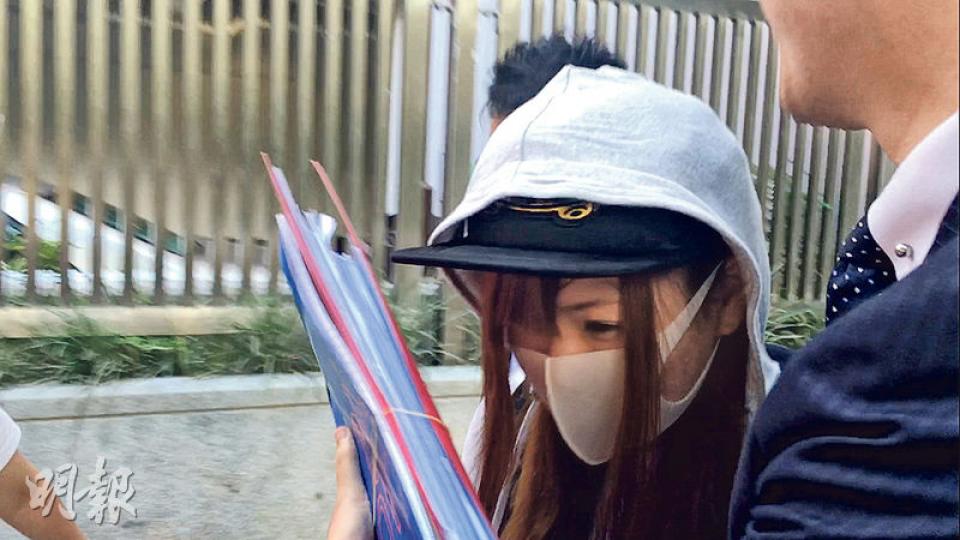 日本女模被告石田智美昨戴上口罩,在律師陪同下離開裁判法院。(鄧可盈攝) 日本女模被告石田智美昨戴上口罩,在律師陪同下離開裁判法院。(鄧可盈攝)