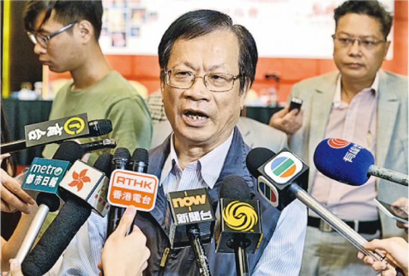 港區人大代表鄭耀棠(中)昨表示,自己「早晚都要」向中央反映港人對林榮基事件的憂慮。他形容港府一直有跟進事件,非反應慢,又表示港府早前去信中央已是姿態,希望港府能獲正面回應。 (鍾林枝攝)「保衛香港運動」及「愛港之聲」等多個團體,昨發動逾百人到立法會外示威,批評銅鑼灣書店店長林榮基「亂扣帽子」,部分示威者手持中國國旗,有人則舉起「色膽包天,大話連篇」標語。(劉焌陶攝) 港區人大代表鄭耀棠(中)昨表示,自己「早晚都要」向中央反映港人對林榮基事件的憂慮。他形容港府一直有跟進事件,非反應慢,又表示港府早前去信中央已是姿態,希望港府能獲正面回應。 (鍾林枝攝)「保衛香港運動」及「愛港之聲」等多個團體,昨發動逾百人到立法會外示威,批評銅鑼灣書店店長林榮基「亂扣帽子」,部分示威者手持中國國旗,有人則舉起「色膽包天,大話連篇」標語。(劉焌陶攝)