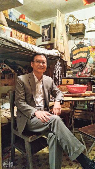 剛上任一周的新任市建局行政總監韋志成昨於市建局搭建的舊樓場景分享未來工作規劃,稱小時候亦是居住於類似的舊樓房間,因此感受特別深。(黃俊鋒攝) 剛上任一周的新任市建局行政總監韋志成昨於市建局搭建的舊樓場景分享未來工作規劃,稱小時候亦是居住於類似的舊樓房間,因此感受特別深。(黃俊鋒攝)