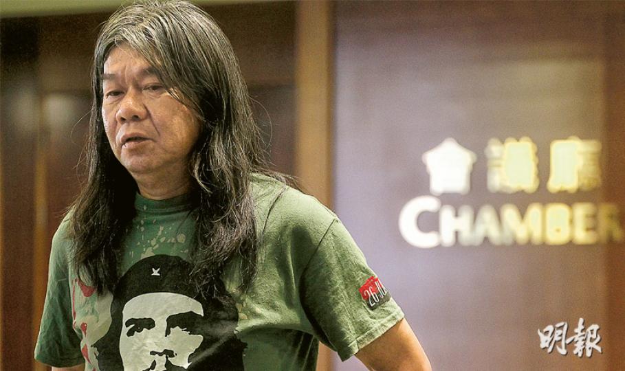 廉署拘捕及落案起訴立法會議員梁國雄一項公職人員行為失當罪,今於東區裁判法院應訊。梁昨被問及廉署調查兩年才起訴是否選舉前的政治打壓,他說:「你要問廉署先知,盲嘅人都睇到。」(郭慶輝攝) 廉署拘捕及落案起訴立法會議員梁國雄一項公職人員行為失當罪,今於東區裁判法院應訊。梁昨被問及廉署調查兩年才起訴是否選舉前的政治打壓,他說:「你要問廉署先知,盲嘅人都睇到。」(郭慶輝攝)
