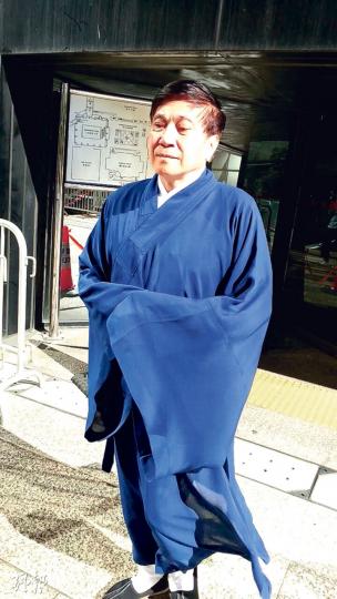 黃大仙祠嗇色園監院李耀輝(圖)以專家證人身分作供,他稱道教只會為人祈福,不會幫人轉運,更沒有性交轉運的做法;他又稱道士不可接觸異性裸體,甚至連思想也不可觸及,故亦拒看女事主的裸照證物。(羅霜寧攝) 黃大仙祠嗇色園監院李耀輝(圖)以專家證人身分作供,他稱道教只會為人祈福,不會幫人轉運,更沒有性交轉運的做法;他又稱道士不可接觸異性裸體,甚至連思想也不可觸及,故亦拒看女事主的裸照證物。(羅霜寧攝)