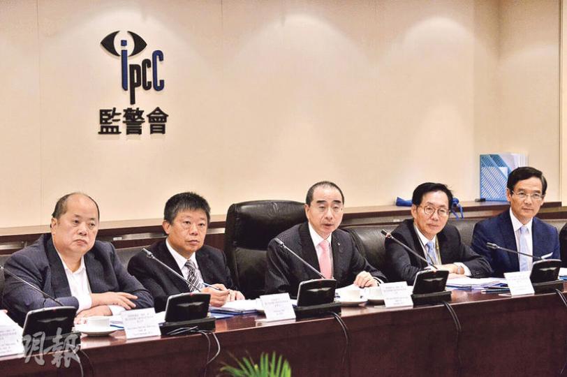 監警會與投訴警察課開會,警方在會上稱年初二的是一場「有組織、有預謀的暴亂」,但無提供相關理據支持說法。圖為監警會主席郭琳廣(右三)、秘書長朱敏健(右四)及其他委員出席會議聽取警方講述投訴調查。(馮凱鍵攝) 監警會與投訴警察課開會,警方在會上稱年初二的是一場「有組織、有預謀的暴亂」,但無提供相關理據支持說法。圖為監警會主席郭琳廣(右三)、秘書長朱敏健(右四)及其他委員出席會議聽取警方講述投訴調查。(馮凱鍵攝)