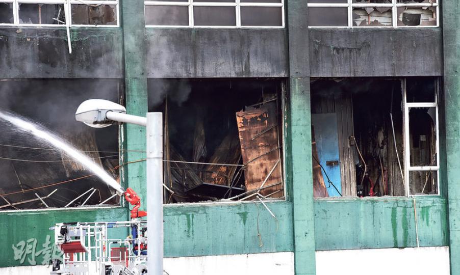 九龍灣迷你倉四級火,首先起火的3樓火勢至昨晨大半已被救熄,從外望可見倉內物品嚴重焚毁後,一片凌亂。(蔡方山攝) 九龍灣迷你倉四級火,首先起火的3樓火勢至昨晨大半已被救熄,從外望可見倉內物品嚴重焚毁後,一片凌亂。(蔡方山攝)