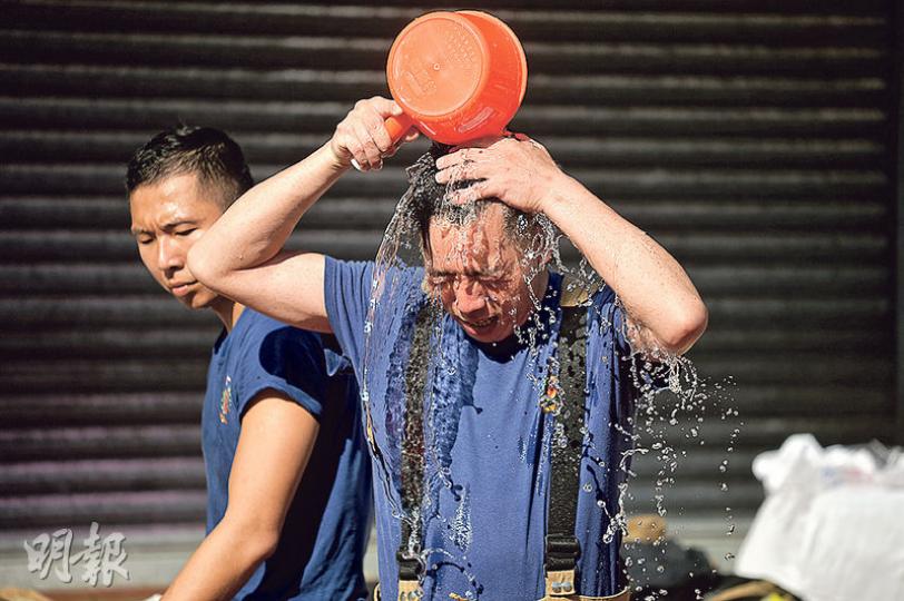 火場溫度可達1000℃,消防員所穿「黃金戰衣」亦只可抵擋8秒,長時間留在火場可令人熱衰竭或中暑,醫生表示,消防員出火場後最重要是降溫,淋水是其中一個最簡便方法。(鄧宗弘攝) 火場溫度可達1000℃,消防員所穿「黃金戰衣」亦只可抵擋8秒,長時間留在火場可令人熱衰竭或中暑,醫生表示,消防員出火場後最重要是降溫,淋水是其中一個最簡便方法。(鄧宗弘攝)