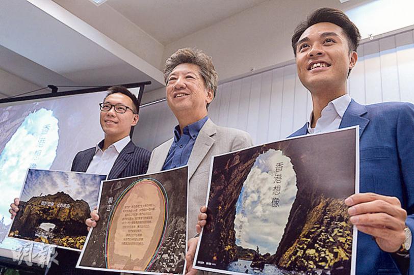 民主思路昨公布「香港想像」十年政策藍圖,由分別有意參選立法會選舉港島以及九龍西選區的年輕理事黃梓謙(右)、麥嘉晉(左)參與編寫。不過記者會上,向民主思路申請退選新界東的聯席召集人劉培榮已經沒有現身。圖中為民主思路召集人湯家驊。(劉焌陶攝) 民主思路昨公布「香港想像」十年政策藍圖,由分別有意參選立法會選舉港島以及九龍西選區的年輕理事黃梓謙(右)、麥嘉晉(左)參與編寫。不過記者會上,向民主思路申請退選新界東的聯席召集人劉培榮已經沒有現身。圖中為民主思路召集人湯家驊。(劉焌陶攝)