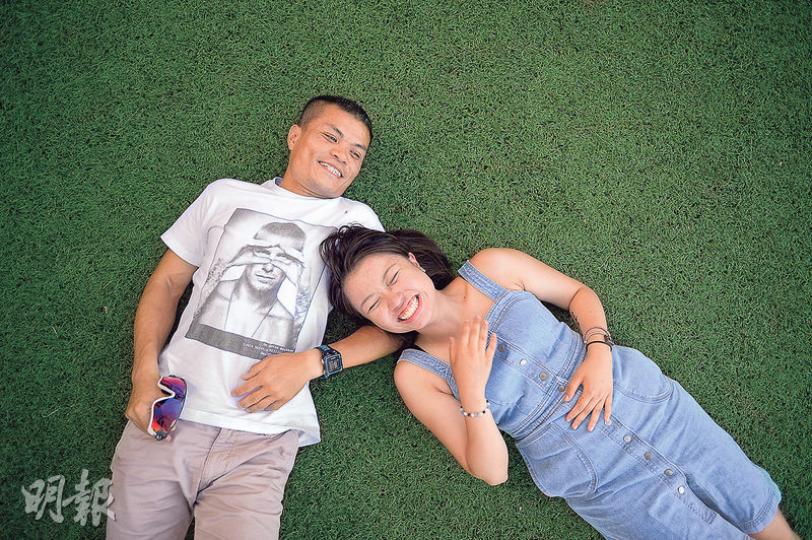任職消防隊目的林爸爸(左)出入火場多年,深信宿命,直言不怕在火場殉職,自小便向女兒紫晴(右)解釋犧牲精神,更向家人說,他一旦不幸殉職,「喊一陣就好」。(鍾林枝攝)放暑假的紫晴昨特意到火場探班,向當消防隊目的爸爸送上冰凍烏龍茶,林爸爸笑稱烏龍茶雖然味淡,但一口喝下卻覺得十分甘甜。(李大煒攝) 任職消防隊目的林爸爸(左)出入火場多年,深信宿命,直言不怕在火場殉職,自小便向女兒紫晴(右)解釋犧牲精神,更向家人說,他一旦不幸殉職,「喊一陣就好」。(鍾林枝攝)放暑假的紫晴昨特意到火場探班,向當消防隊目的爸爸送上冰凍烏龍茶,林爸爸笑稱烏龍茶雖然味淡,但一口喝下卻覺得十分甘甜。(李大煒攝)