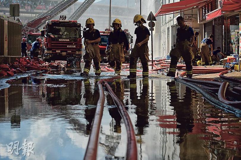消防連日向大廈射水,附近街道積水浸至腳眼位置,消防出入需涉水而行。(鄧宗弘攝)九龍灣迷你倉四級火警救熄在望,昨午消防繼續向大廈外牆射水,彩虹乍現。(鄧宗弘攝)不少熱心巿民深感消防員在酷暑下救火的艱辛,送上各式物資,有人更找來一些大膠桶和冰粒,讓消防員在休息時,可隨時享用冰凍西瓜和飲品消暑。(鄧宗弘攝) 消防連日向大廈射水,附近街道積水浸至腳眼位置,消防出入需涉水而行。(鄧宗弘攝)九龍灣迷你倉四級火警救熄在望,昨午消防繼續向大廈外牆射水,彩虹乍現。(鄧宗弘攝)不少熱心巿民深感消防員在酷暑下救火的艱辛,送上各式物資,有人更找來一些大膠桶和冰粒,讓消防員在休息時,可隨時享用冰凍西瓜和飲品消暑。(鄧宗弘攝)