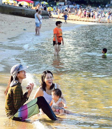本港高溫連日破紀錄,昨錄得35.5℃,是香港1885年有紀錄以來第二高溫的6月天。高溫難耐,不少市民到赤柱正灘弄潮降溫。(楊柏賢攝) 本港高溫連日破紀錄,昨錄得35.5℃,是香港1885年有紀錄以來第二高溫的6月天。高溫難耐,不少市民到赤柱正灘弄潮降溫。(楊柏賢攝)