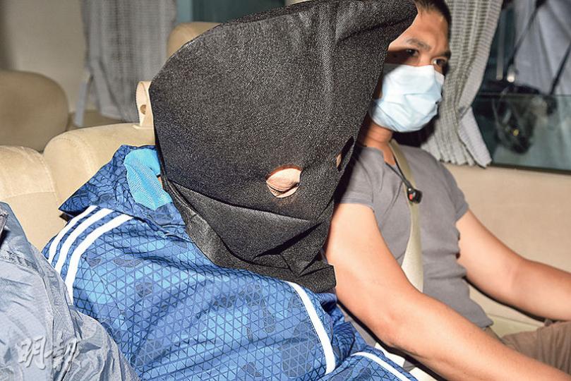 疑為了8000元報酬而販毒的被捕男子,一旦罪成,將要面對以10年計的刑期。(蔡方山攝)港島東區反黑組探員在假扮的士司機目標男子身上及背囊內檢獲約值10萬元懷疑可卡因毒品。(蔡方山攝) 疑為了8000元報酬而販毒的被捕男子,一旦罪成,將要面對以10年計的刑期。(蔡方山攝)港島東區反黑組探員在假扮的士司機目標男子身上及背囊內檢獲約值10萬元懷疑可卡因毒品。(蔡方山攝)