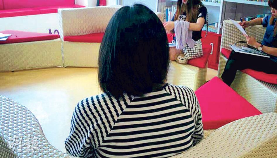 兒子在數年前自殺,阿珊(化名、背向鏡頭)回想當年對兒子管教太嚴,希望其他家長對子女,尤其是進入反叛期的子女不要過分管束,以免發生悲劇。(徐紹軒攝) 兒子在數年前自殺,阿珊(化名、背向鏡頭)回想當年對兒子管教太嚴,希望其他家長對子女,尤其是進入反叛期的子女不要過分管束,以免發生悲劇。(徐紹軒攝)