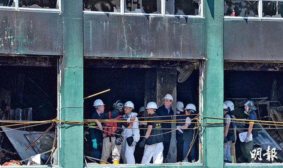 警方聯同屋宇署、機電署及政府化驗所人員戴上頭盔,昨隨消防到火場視察,今日開始蒐證,警方方面則由有「辣手神探」之稱的東九龍總區重案組總督察鍾志明(白衣者)帶隊。屋宇署稱已視察大廈2至6樓,認為沒倒塌危險。(蘇智鑫攝)消防昨在火警現場的淘大工業村3樓及4樓,發現300支易燃物品及危險品,包括風煤樽(圖)、氧氣樽、殺蟲水及噴髮膠。(楊柏賢攝) 警方聯同屋宇署、機電署及政府化驗所人員戴上頭盔,昨隨消防到火場視察,今日開始蒐證,警方方面則由有「辣手神探」之稱的東九龍總區重案組總督察鍾志明(白衣者)帶隊。屋宇署稱已視察大廈2至6樓,認為沒倒塌危險。(蘇智鑫攝)消防昨在火警現場的淘大工業村3樓及4樓,發現300支易燃物品及危險品,包括風煤樽(圖)、氧氣樽、殺蟲水及噴髮膠。(楊柏賢攝)