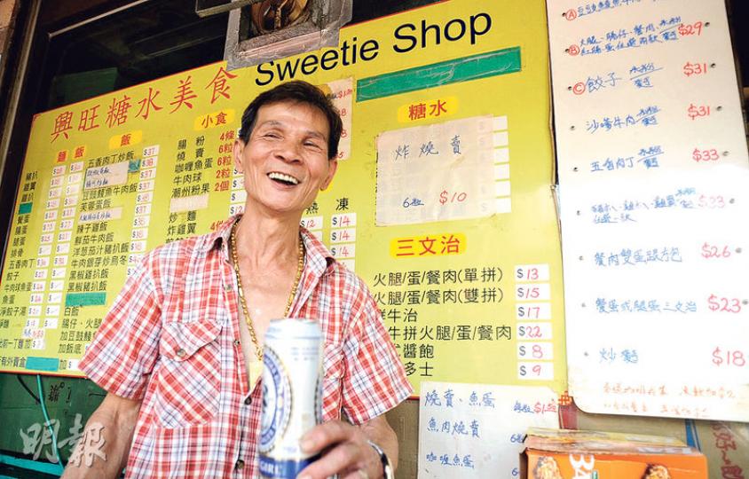茶餐廳「興旺糖水美食」梁老闆昨晨回應為消防員提供愛心飯盒一事，頸戴粗金鏈的他，喝了幾口啤酒接受本報記者訪問，輕描淡寫地說：「好濕碎，幫到人無所謂。」（賴俊傑攝）梁先生向消防員捐出免費愛心飯盒，好事一傳十、十傳百，不少熱心市民捐出物資，託梁代為轉交消防，熟客則幫手搬運及整理送來的物資。（李晉榮攝）