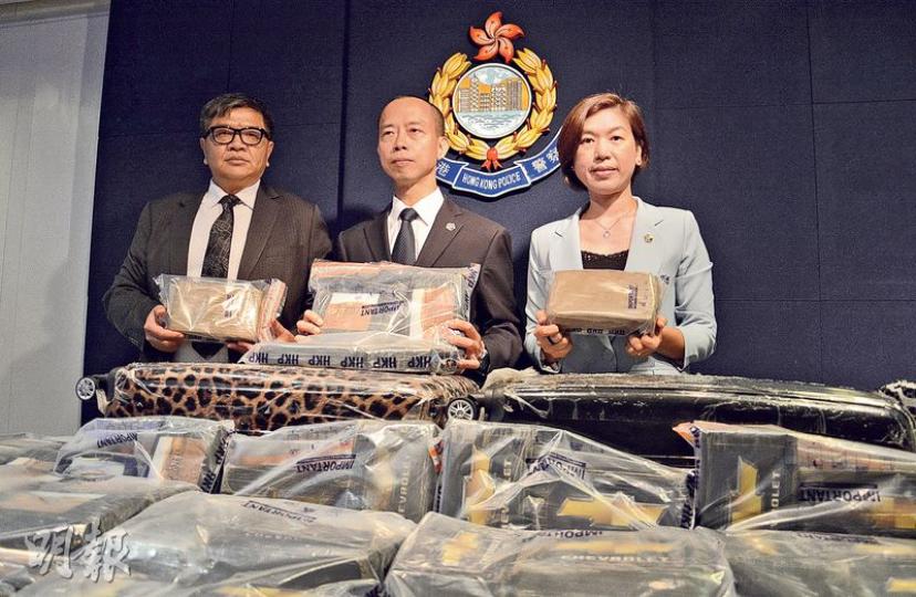 毒品調查科馬炳堯總警司(中)、吳頴詩警司(右)及陳江明總督察(左),展示檢獲的可卡因,正深入調查其來源及分銷地區。(許芳文攝) 毒品調查科馬炳堯總警司(中)、吳頴詩警司(右)及陳江明總督察(左),展示檢獲的可卡因,正深入調查其來源及分銷地區。(許芳文攝)