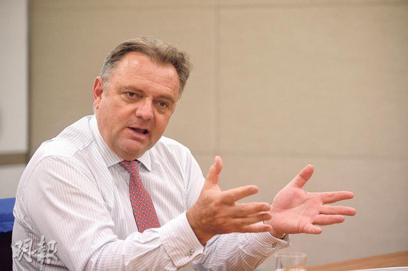 安聯投資環球策略師杜納恩(Neil Dwane)表示,長遠而言,無論英國是否脫歐,歐洲都要面對不少挑戰,歐洲應作出體制改革,尤其是向僵化的福利制度動大手術。(鍾林枝攝) 安聯投資環球策略師杜納恩(Neil Dwane)表示,長遠而言,無論英國是否脫歐,歐洲都要面對不少挑戰,歐洲應作出體制改革,尤其是向僵化的福利制度動大手術。(鍾林枝攝)