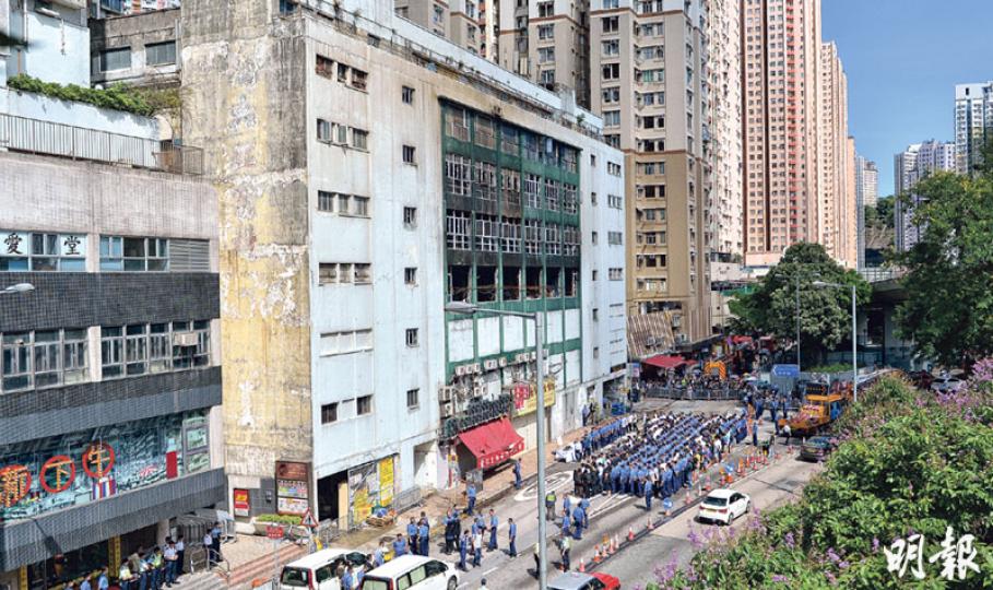約300人昨於四級大火的淘大工業村對出舉行悼念儀式,儀式先以默哀開始,寂靜下各人低頭思念和祝福在遠方的張耀升。(蘇智鑫攝) 約300人昨於四級大火的淘大工業村對出舉行悼念儀式,儀式先以默哀開始,寂靜下各人低頭思念和祝福在遠方的張耀升。(蘇智鑫攝)