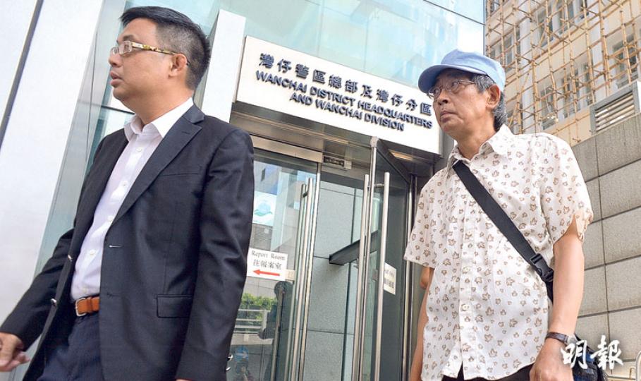 銅鑼灣書店店長林榮基(右)回港後曾於羅湖關口要求警方銷案,他其後公開指是「被要求」這樣做,事隔約兩周,他昨到灣仔警署落口供覆述其「失蹤」後情况。左為陪同他的民主黨立法會議員涂謹申。(鍾林枝攝) 銅鑼灣書店店長林榮基(右)回港後曾於羅湖關口要求警方銷案,他其後公開指是「被要求」這樣做,事隔約兩周,他昨到灣仔警署落口供覆述其「失蹤」後情况。左為陪同他的民主黨立法會議員涂謹申。(鍾林枝攝)