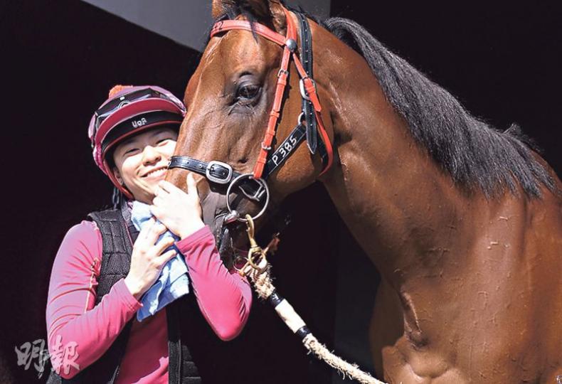 23歲見習女騎師蔣嘉琦是香港唯一現役女騎師,今年4月曾一日勇奪4場冠軍創紀錄。(張國彬攝) 23歲見習女騎師蔣嘉琦是香港唯一現役女騎師,今年4月曾一日勇奪4場冠軍創紀錄。(張國彬攝)