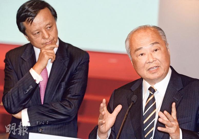 英國公投後吸引北水湧入港股，港股通轉趨活躍，累計額度餘額不足25%。港交所行政總裁李小加（左）昨日表示，額度使用到若干程度時，自會檢討機制，保證「不會有一天沒有額度可用」，暗示額度有望提高。圖右為港交所主席周松崗。（劉竣陶攝）