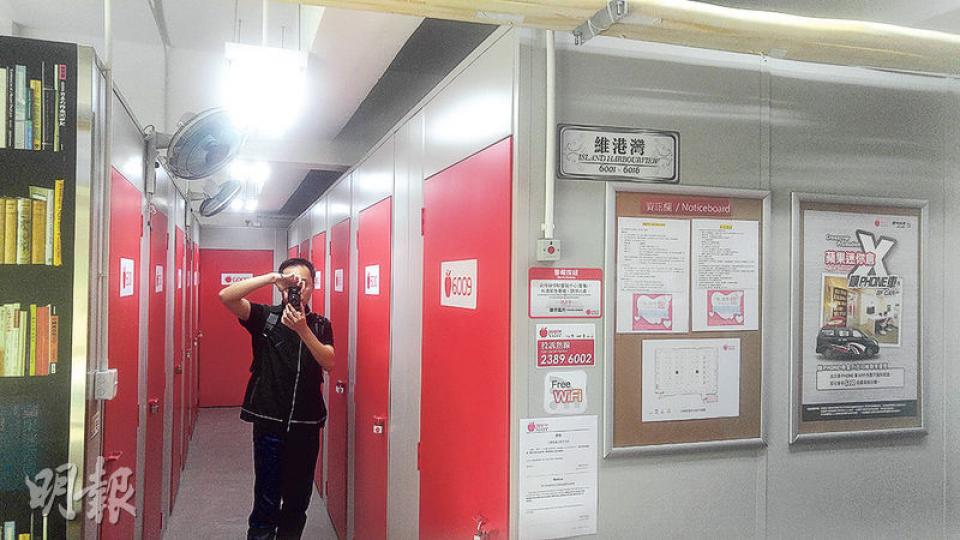 消防處聯同屋宇署人員昨巡查大角嘴工廈內的迷你倉，其間有人員記錄倉內門口位置及間隔，並且拍照。（鄧宗弘攝）