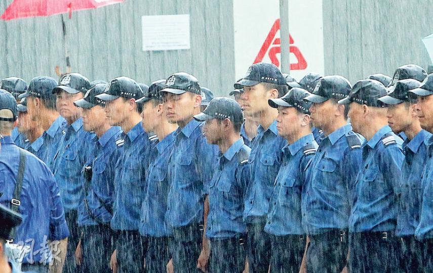消防處過百人員昨向殉職的消防隊目許志傑致祭，儀式初期滂沱大雨，氣氛悽愴。（林俊源攝）殉職消防隊目許志傑的家屬及同事昨到大火現場致祭，許的遺孀（中間仰望者）與7歲兒子不時望向火警大廈位置。（林俊源攝）殉職消防隊目許志傑的遺孀（紅帽者）及家人昨步上火場範圍悼念，其間雙手合十，念念有詞。（楊凱力攝）