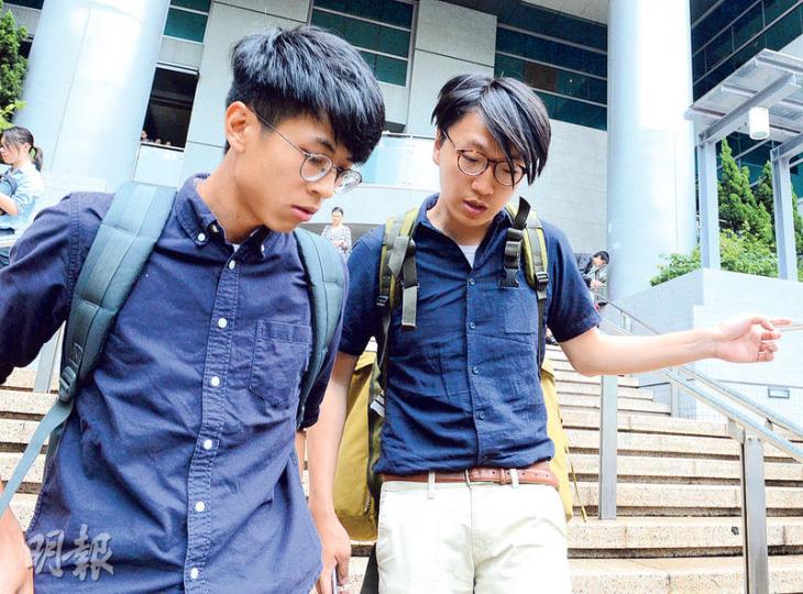 本土民主前線的黃台仰（左）及梁天琦（右），昨被加控煽動暴動等罪，連同另外8名被告將交付高等法院審訊，他們均獲准保釋候審，但仍然要遵守禁足令。（劉焌陶攝）