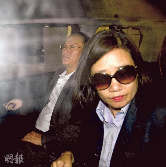 司榮彬（左）昨在其代表何子慧（右）的陪同下到沙田裁判法院應訊。（許芳文攝）