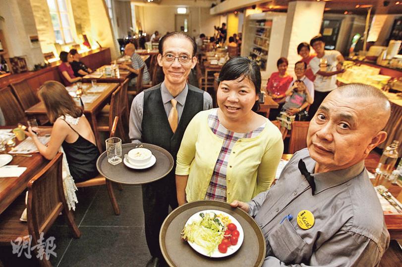 社企餐廳銀杏館在饒宗頤文化館的分店不獲續約，將會結業，行政總裁麥敏媚（中）表示，銀杏館苦心經營兩年多，近月生意有明顯增長，但仍不獲續租，她與在銀杏館工作兩年的John（67歲，左）及德叔（66歲，右），均對決定失望。（郭慶輝攝）銀杏館一直推動長者就業，其位於荔枝角饒宗頤文化館的分店（圖）不獲續約，將於9月30日結業。（郭慶輝攝）