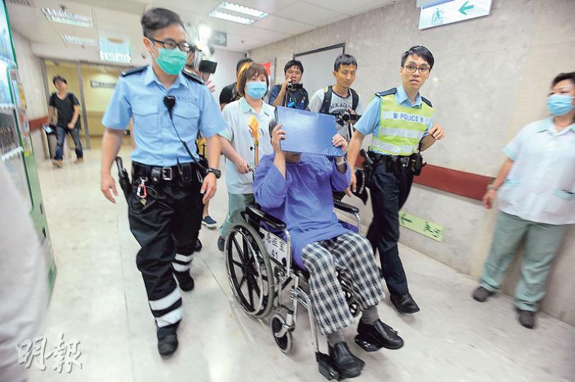 54歲姓倫肇事的士司機(坐輪椅者)涉嫌危險駕駛引致他人死亡被捕,因報稱頸部受傷,清醒送院治理。(衛永康攝) 54歲姓倫肇事的士司機(坐輪椅者)涉嫌危險駕駛引致他人死亡被捕,因報稱頸部受傷,清醒送院治理。(衛永康攝)