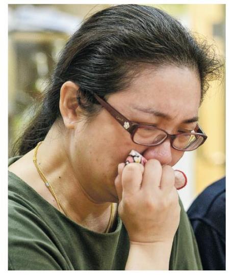 死者陳木完的妻子昨午在記者會上受訪期間一度難忍哀痛激動掩面痛哭，嗚咽近一分鐘仍無法開口回應提問。（劉焌陶攝）
