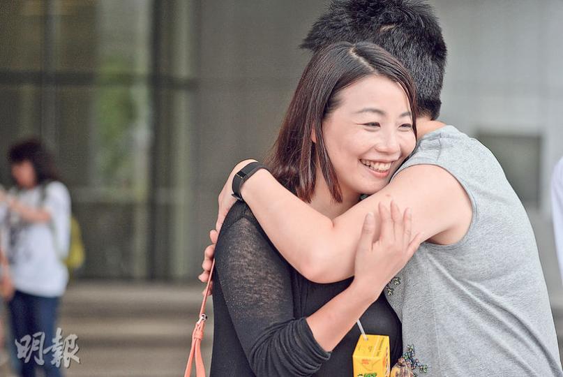 香港專上學院講師劉小麗（左）稱，年廿九擺賣是為支持基層小販，雖被罰款，又面臨校方紀律聆訊，也沒後悔當日行動。她昨在立法會外參與靜坐抗議醫委會改革草案，獲朋友送上擁抱支持。（鍾林枝攝）