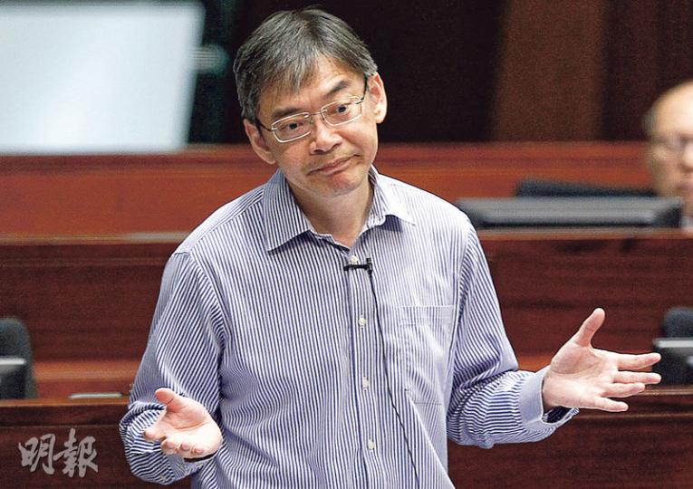 立法會昨恢復二讀辯論《2016年醫生註冊（修訂）條例草案》，醫學界立法會議員梁家騮（圖）出動多招「拉布」，包括密集式點人數及提出中止待續，最終導致流會。（郭慶輝攝）曾因長子夭折而向醫委會投訴、最終苦等9年的藝人張崇德（左），昨聯同香港病人組織聯盟及工聯會等議員，向食衛局長高永文（中）請願，張崇德表明支持通過修例，期望可加快處理個案的時間。（郭慶輝攝）