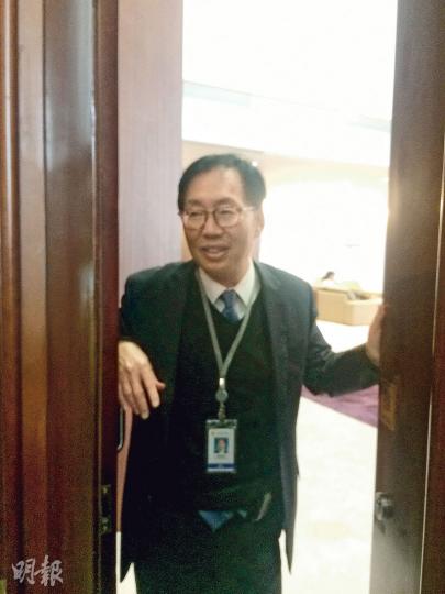 保險界陳健波噚日為咗醫委會改革頂硬上，即使病到發燒、面青口唇白都唔敢走去睇醫生，驚流會。（渠贇攝）