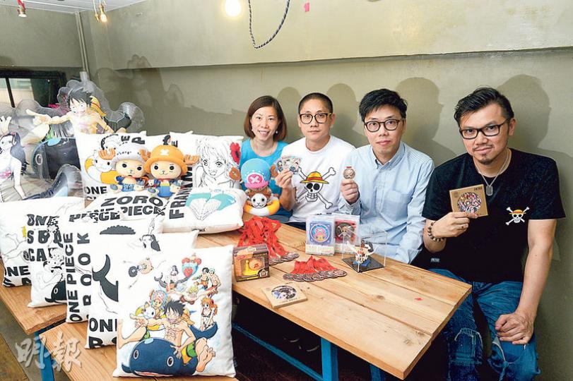 嘉年華設計團隊成員鍾灜姬（左一）、黃志偉（左二）和林文安（右一），主動搵日本東映動畫公司代表（右二），先促成「海賊王」主題嘅夏日嘉年華。（黃志東攝）