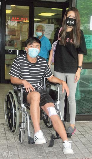 莊思明接到男友受傷消息即時趕抵醫院照料，並安排男友轉往九龍城私家醫院接受治療。（攝影﹕劉永銳、黃梓烜）楊明騎電單車拍攝一場救人戲，拍之前試位多次也無事，不料正式拍攝即發生意外。（攝影﹕劉永銳、黃梓烜）楊明出事後劇組即時暫停拍攝，楊明左膝蓋重創要坐在椅上等待救護車到場。（攝影﹕劉永銳、黃梓烜）楊明左膝傷口出現一個如子彈般大的窿，傷口深至見骨。（攝影﹕劉永銳、黃梓烜）救護人員趕至，送楊明到大埔醫院。（攝影﹕劉永銳、黃梓烜）莊思明戴上口罩仍見一臉愁容，楊明女友擔心，情深拖着對方的手。（攝影﹕劉永銳、黃