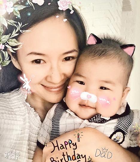 章子怡與愛女「醒醒」齊展露甜美笑容，祝汪峰生日快樂。（微博圖片）章子怡與老公汪峰有女萬事足。（微博圖片）