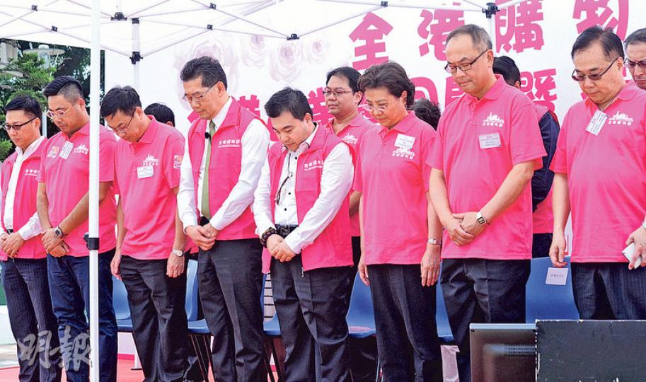 昨日「全港企業慶回歸啟動禮暨花墟優惠感謝日」啟動禮前，全體出席者為兩名在九龍灣迷你倉火警殉職的消防員默哀一分鐘。（劉焌陶攝）