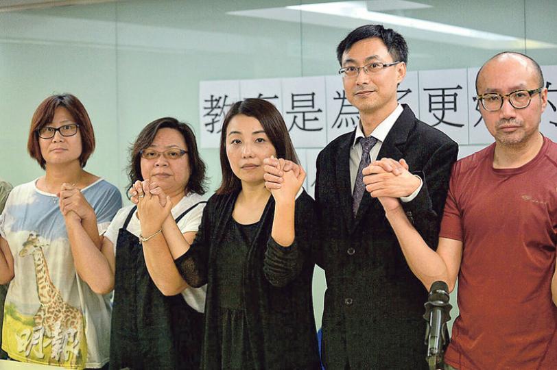 香港專上學院講師劉小麗（中）昨開記招講述被校方紀律聆訊一事，獲多名學者及教育界團體代表支持，包括劉小麗的同事專上學院講師潘美蘭（左一）、中文大學員工總會副會長陳燕遐（左二）、教協副會長兼人權律師莊耀洸（右二）及理大應用社科系專任導師梁志遠（右一）。（鄧宗弘攝）