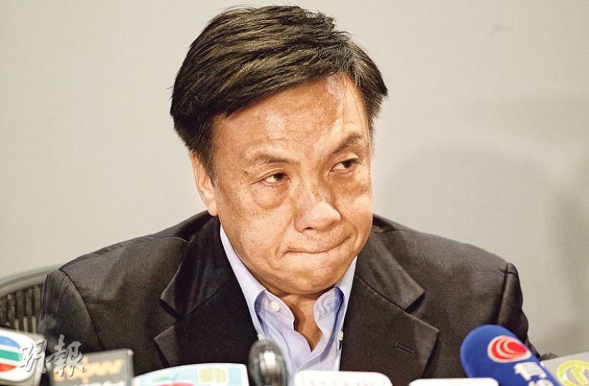 民建聯立法會議員鍾樹根昨在記者會上表示,雖然仍認為自己排頭位佔優,但為了民建聯團結一致,故犧牲個人得失,留在黨內,接受排張國鈞名單第二。(郭慶輝攝) 民建聯立法會議員鍾樹根昨在記者會上表示,雖然仍認為自己排頭位佔優,但為了民建聯團結一致,故犧牲個人得失,留在黨內,接受排張國鈞名單第二。(郭慶輝攝)