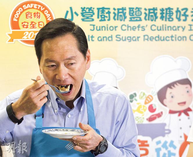 降低食物中鹽和糖委員會主席陳智思（圖）昨出席「小營廚減鹽減糖好煮意比賽」時，品嘗參賽者的低鹽糖作品，又透露自己愛吃雞蛋與蘋果。陳於比賽後稱，估計供業界自願參與的「低鹽低糖」正面標籤，將於明年第4季推出，盼可鼓勵業界為市民提供更多低鹽糖產品。（郭慶輝攝）