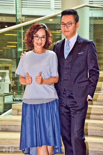 陳松伶與張兆輝拍《全職沒女》合作愉快，兩人都希望劇集添食開拍第二季。（攝影﹕梁迺楠）張振朗拿着手機跟同劇演員羅蘭、王卓淇、楊卓娜、謝東閔及姚瑩瑩玩自拍。（攝影﹕梁迺楠）