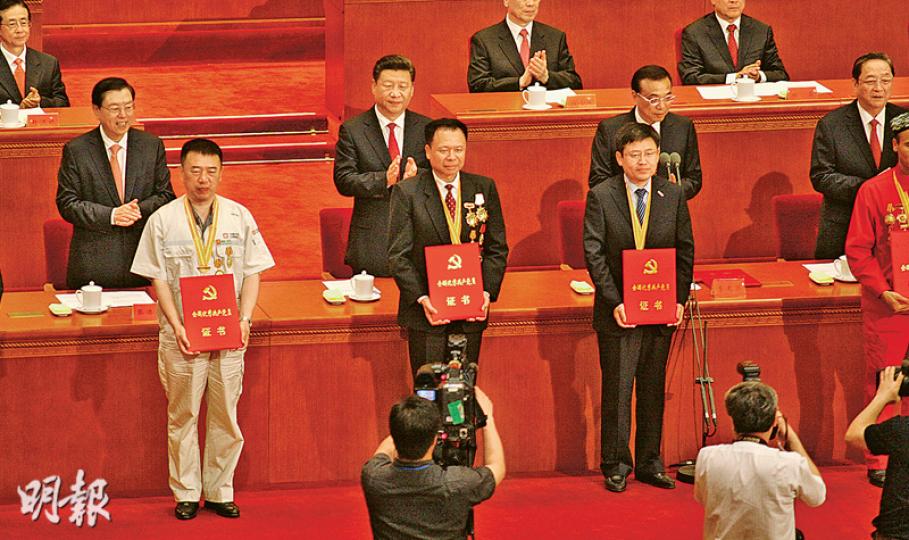 中央政治局常委(前第二排從左至右)張德江、習近平、李克強等人昨表彰全國優秀共產黨員。站在習近平前面的是北京著名兒科醫生賈立群,有「B型超聲波神探」之稱。(鄭海龍攝)習近平(前排中)昨發表講話稱,在外交上中國不會拿核心利益做交易。(鄭海龍攝) 中央政治局常委(前第二排從左至右)張德江、習近平、李克強等人昨表彰全國優秀共產黨員。站在習近平前面的是北京著名兒科醫生賈立群,有「B型超聲波神探」之稱。(鄭海龍攝)習近平(前排中)昨發表講話稱,在外交上中國不會拿核心利益做交易。(鄭海龍攝)