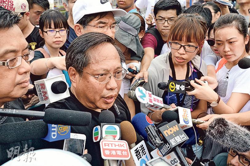 一直協助林榮基的民主黨立法會議員何俊仁(前左二)表示,昨晨收到林榮基的電話,引述林指近日被陌生人跟蹤,感到人身安全受威脅,故決定缺席遊行。何俊仁表示,已將有關情况告知警方。(楊柏賢攝) 一直協助林榮基的民主黨立法會議員何俊仁(前左二)表示,昨晨收到林榮基的電話,引述林指近日被陌生人跟蹤,感到人身安全受威脅,故決定缺席遊行。何俊仁表示,已將有關情况告知警方。(楊柏賢攝)