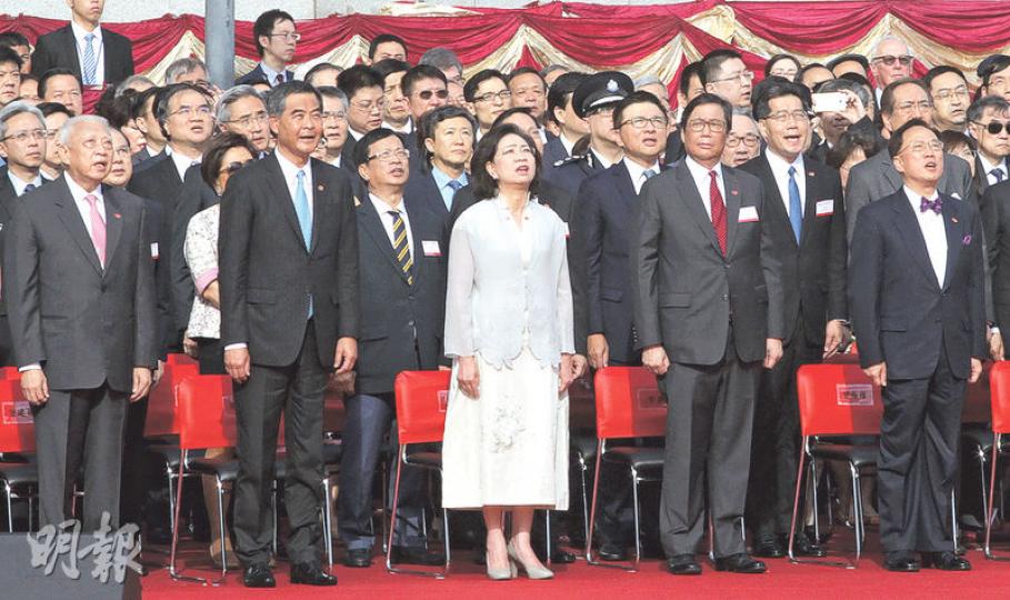 特區政府主要官員及嘉賓昨早出席在灣仔金紫荊廣場舉行的特區成立19周年升旗儀式,前排左起分別為前任行政長官董建華、行政長官梁振英、行政長官夫人梁唐青儀、署理終審法院首席法官李義及前任行政長官曾蔭權。相比2012年的回歸升旗儀式,昨日一眾人士穿著素色衣服。(李紹昌攝) 特區政府主要官員及嘉賓昨早出席在灣仔金紫荊廣場舉行的特區成立19周年升旗儀式,前排左起分別為前任行政長官董建華、行政長官梁振英、行政長官夫人梁唐青儀、署理終審法院首席法官李義及前任行政長官曾蔭權。相比2012年的回歸升旗儀式,昨日一眾人士穿著素色衣服。(李紹昌攝)